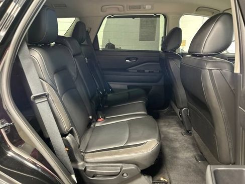 Used 2025 Nissan Pathfinder SL AWD/4WD image 18