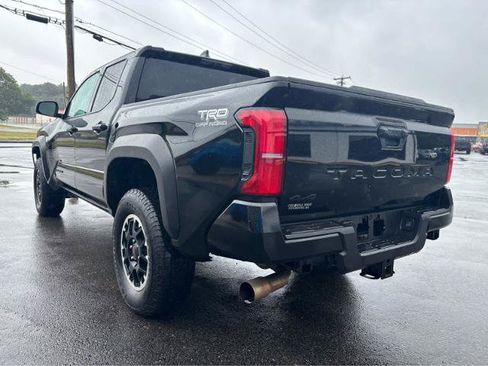 Used 2025 Toyota Tacoma TRD Off-Road AWD/4WD image 5