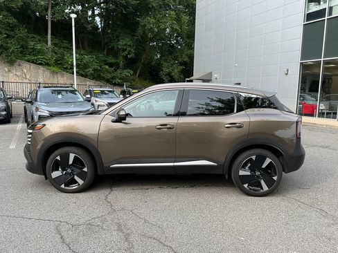 Used 2025 Nissan Kicks SR w/ SR Premium Package AWD/4WD image 3