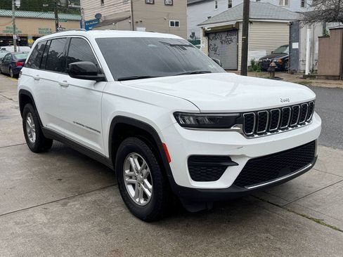 Used 2023 Jeep Grand Cherokee Laredo AWD/4WD image 3