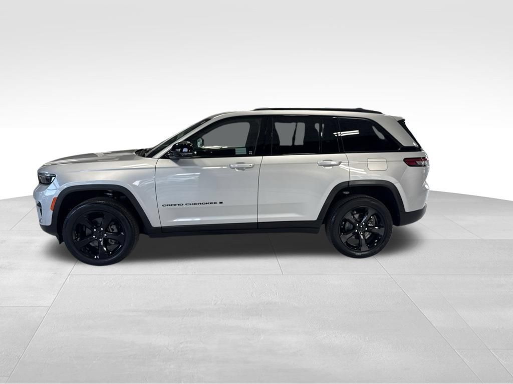 Used 2025 Jeep Grand Cherokee Altitude AWD/4WD image 2