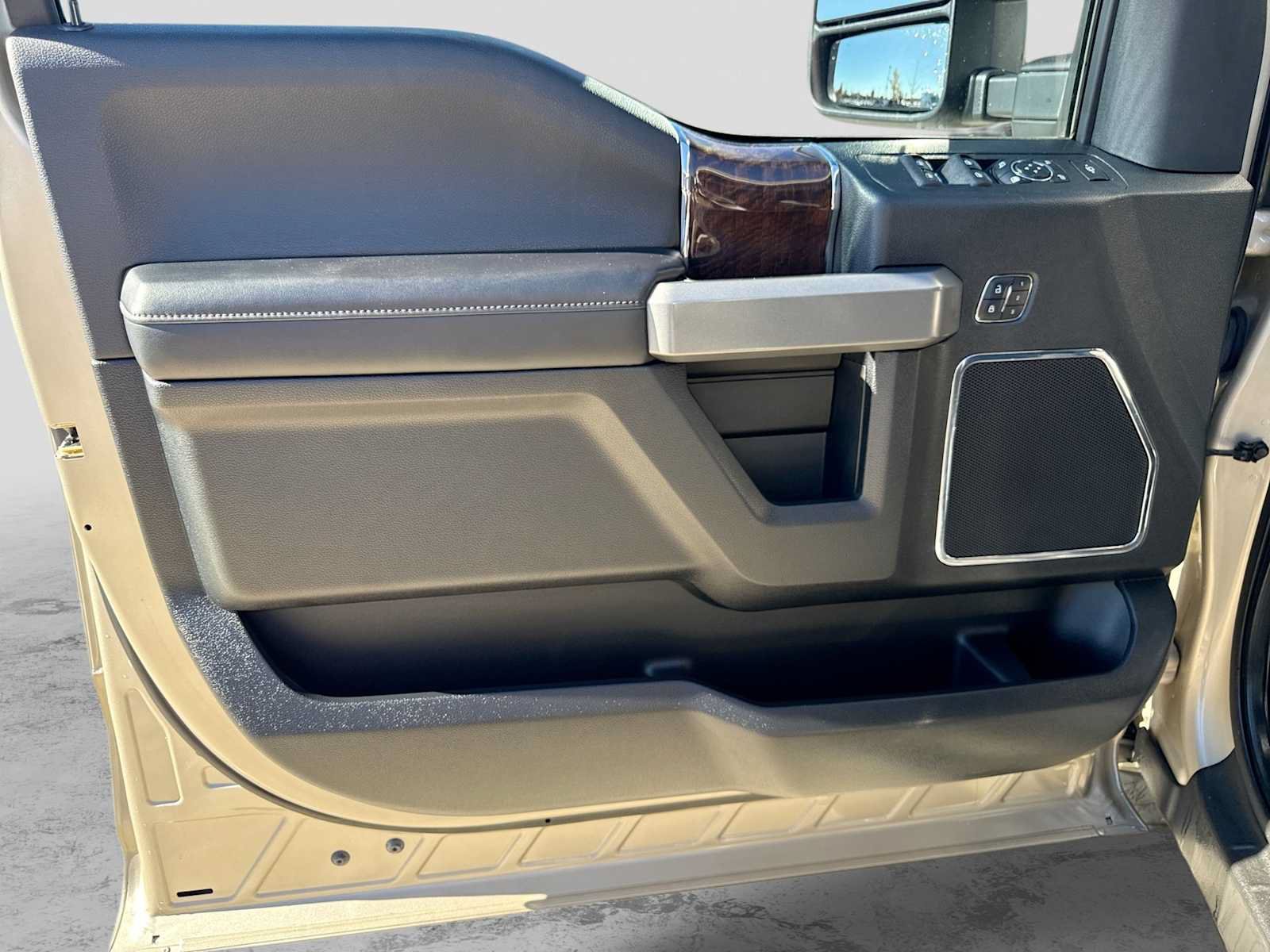 Used 2017 Ford F350 Platinum w/ Platinum Ultimate Package AWD/4WD image 30