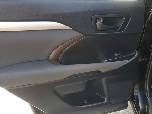 Used 2019 Toyota Highlander LE FWD image 12