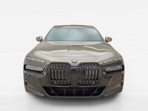 Used 2025 BMW 760i xDrive w/ Executive Package AWD/4WD image 2
