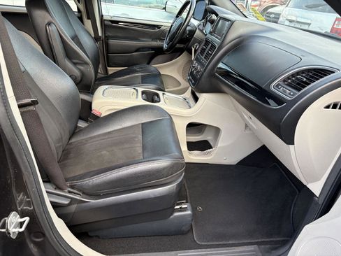 Used 2020 Dodge Grand Caravan SXT image 17