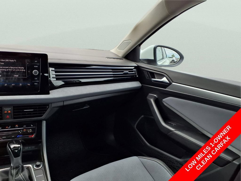 Used 2025 Volkswagen Jetta SE w/ Sunroof Package FWD image 17