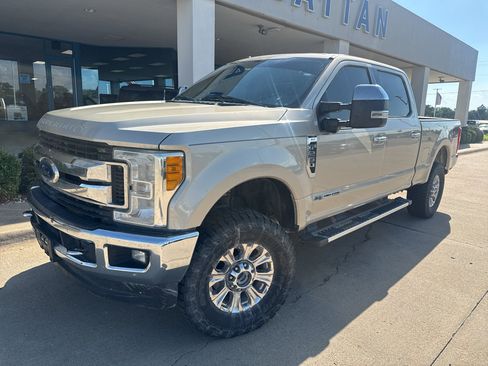 Used 2017 Ford F250 XLT w/ XLT Premium Package AWD/4WD image 7