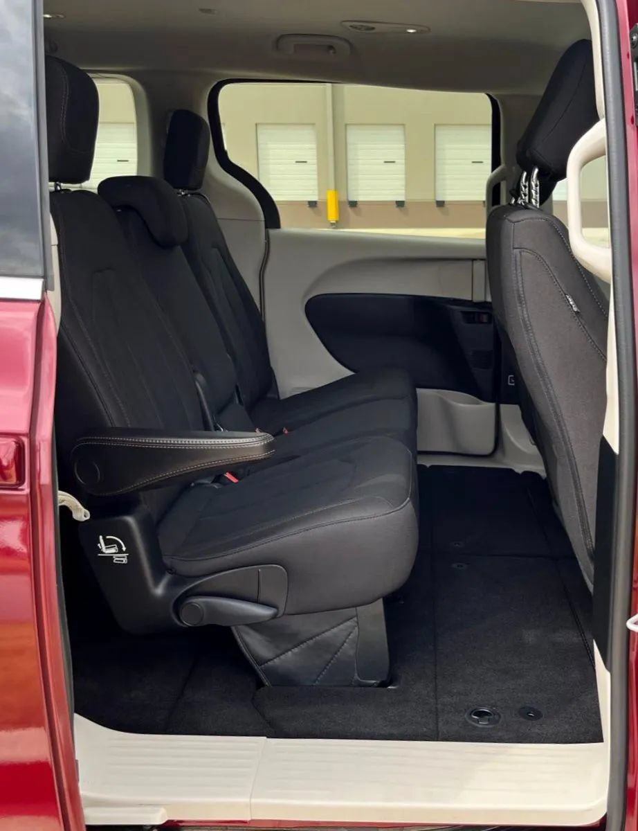 Used 2017 Chrysler Pacifica Touring FWD image 38