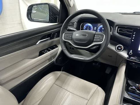 Used 2024 Jeep Wagoneer L Series II w/ Flexible Seating Group AWD/4WD image 12