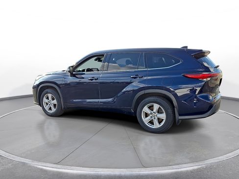 Used 2022 Toyota Highlander LE AWD/4WD image 5