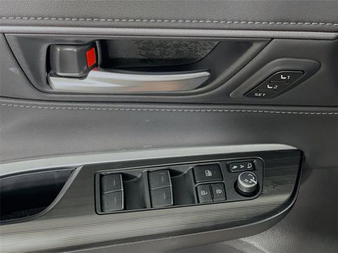 Used 2023 Toyota Venza Limited image 20