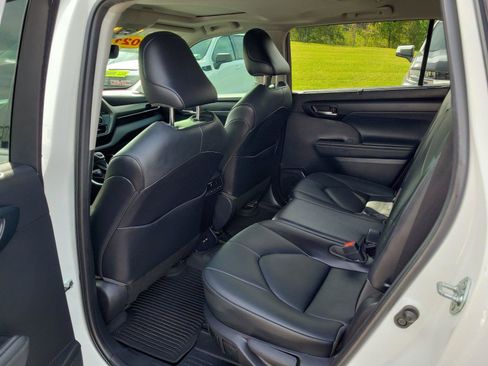 Used 2021 Toyota Highlander XLE AWD/4WD image 13