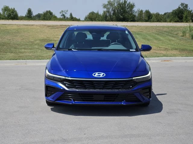 Used 2025 Hyundai Elantra SEL FWD image 2