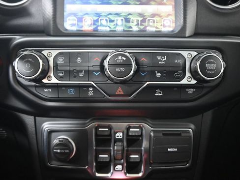Used 2022 Jeep Wrangler Unlimited Sahara w/ Cold Weather Group AWD/4WD image 30