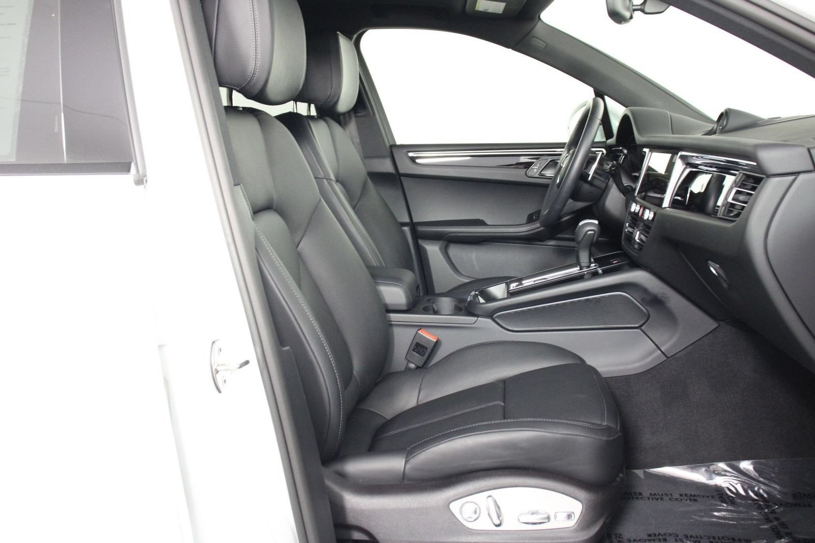 Certified 2026 Porsche Macan AWD/4WD image 31
