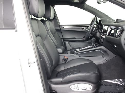 Certified 2026 Porsche Macan AWD/4WD image 31