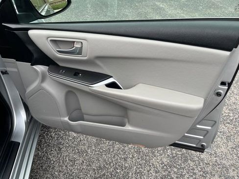 Used 2015 Toyota Camry SE image 19