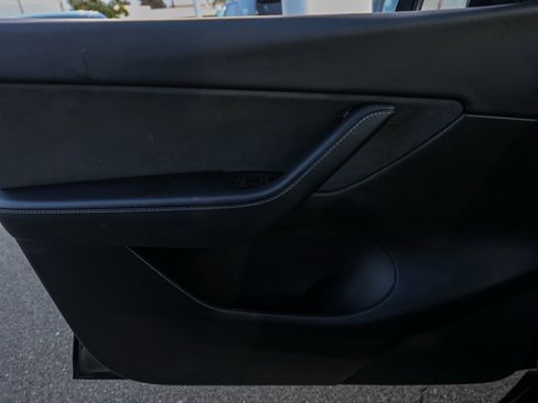 Used 2022 Tesla Model Y Long Range image 23