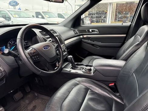Used 2018 Ford Explorer XLT w/ Equipment Group 202A image 9