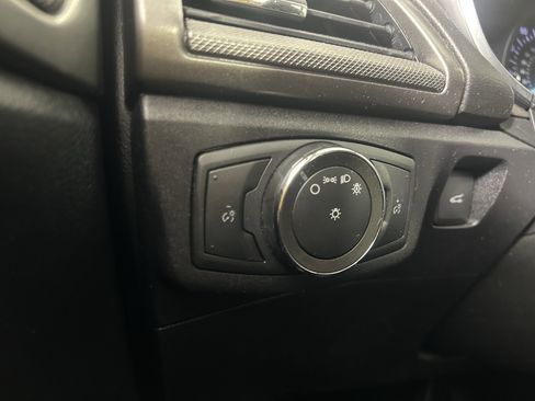 Used 2020 Ford Fusion SE image 32