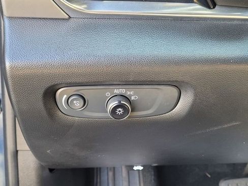 Used 2023 Chevrolet Traverse LT FWD image 25