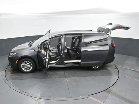 Used 2023 Chrysler Pacifica Touring-L image 51
