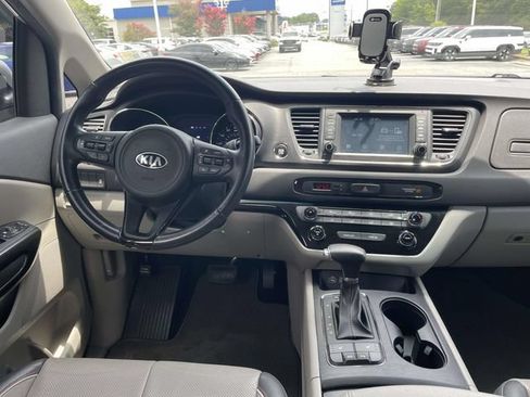 Used 2018 Kia Sedona LX w/ LX Essentials Premium Package FWD image 12