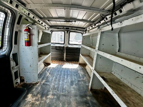 Used 2017 Chevrolet Express 2500 RWD image 20
