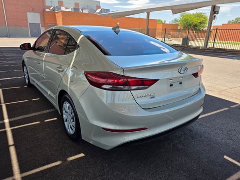 Used 2017 Hyundai Elantra SE FWD image 3