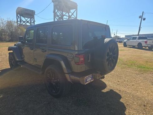 Used 2021 Jeep Wrangler Unlimited Sahara AWD/4WD image 5