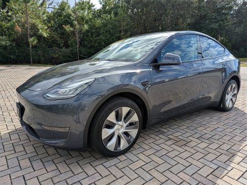 Used 2023 Tesla Model Y Long Range image 3