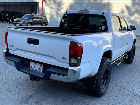 Used 2018 Toyota Tacoma SR5 AWD/4WD image 4