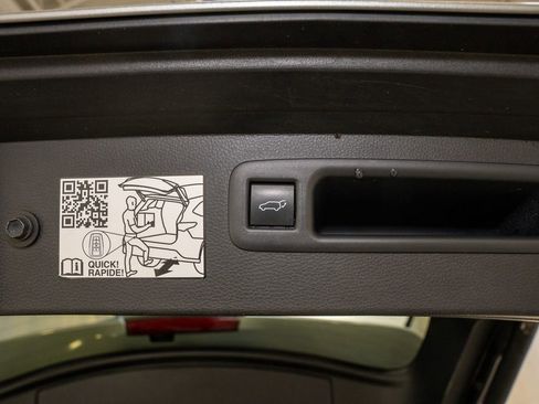 Used 2024 Toyota Highlander XLE image 7