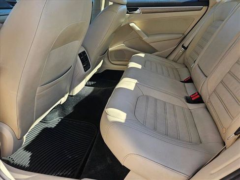 Used 2018 Volkswagen Passat 2.0T SEL Premium FWD image 19
