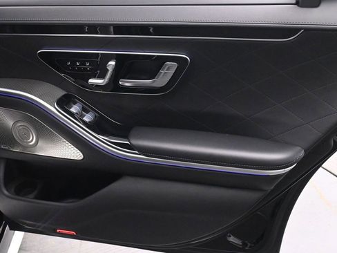 Used 2022 Mercedes-Benz S 580 4MATIC Sedan w/ AMG Line Package image 17