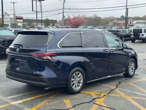 Used 2021 Toyota Sienna XLE AWD/4WD image 6