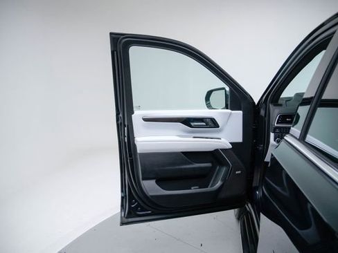 Used 2025 Chevrolet Suburban Premier image 22