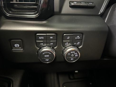 Used 2024 GMC Sierra 1500 AT4 w/ Technology Package AWD/4WD image 14