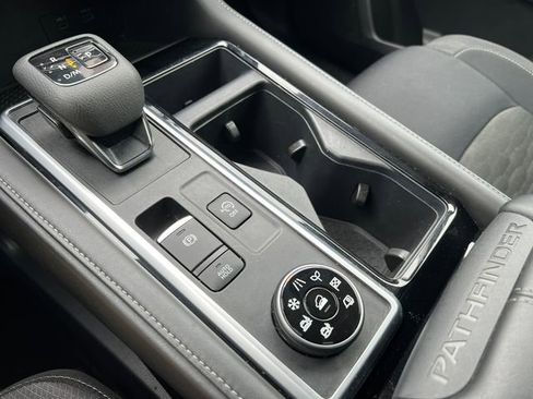 Used 2024 Nissan Pathfinder SV AWD/4WD image 25