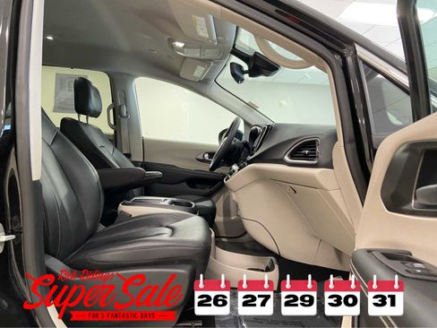 Used 2024 Chrysler Pacifica Touring-L image 17