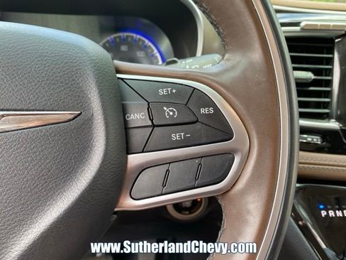 Used 2017 Chrysler Pacifica Limited FWD image 21