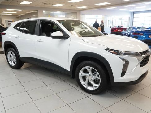 Used 2024 Chevrolet Trax LS w/ LS Convenience Package image 13