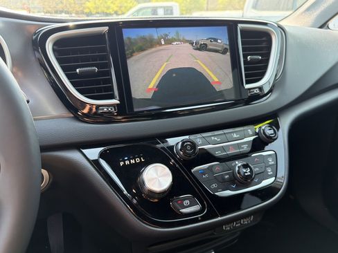 Used 2025 Chrysler Pacifica Select image 7