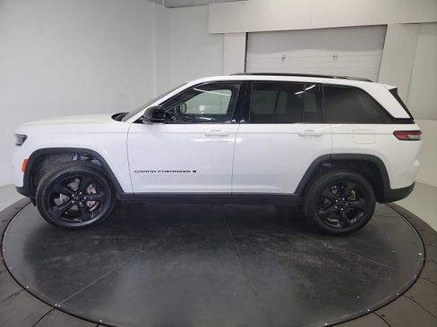 Used 2022 Jeep Grand Cherokee Altitude AWD/4WD image 4