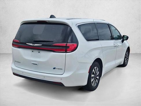 Used 2024 Chrysler Pacifica Limited FWD image 5
