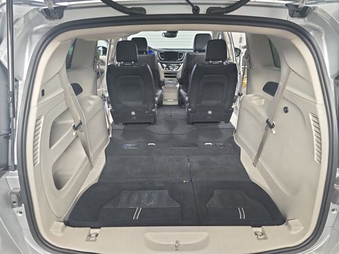 Used 2024 Chrysler Pacifica Touring-L image 12