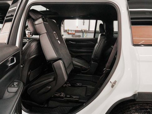 Used 2023 Jeep Grand Cherokee L Laredo image 32