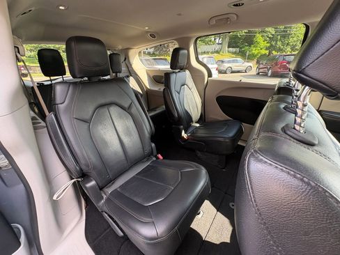 Used 2019 Chrysler Pacifica Touring-L FWD image 17