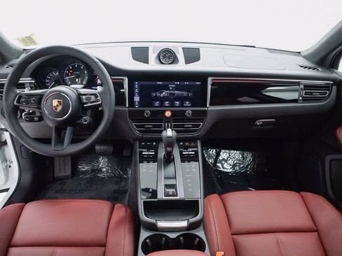 Certified 2025 Porsche Macan image 13