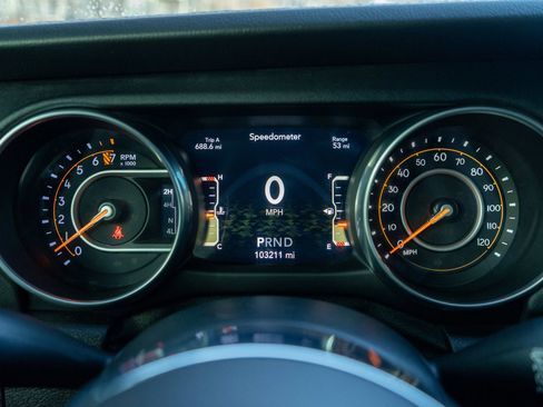 Used 2018 Jeep Wrangler Unlimited Sahara w/ Uconnect 4C Nav & Sound Group image 12